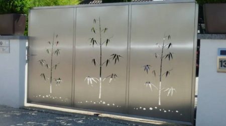 pintu gerbang minimalis aksen tanaman